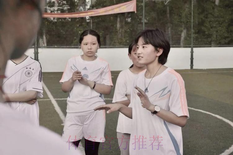 新华社：女队长率领男足出征比赛！这姑娘真的太帅了
